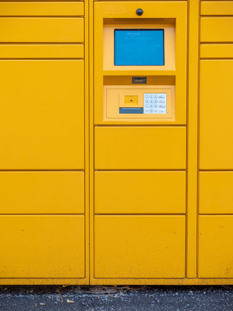 Amazon Hub Locker, where customers can take their order themselves.のeditorial素材