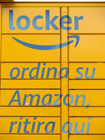 Amazon Hub Locker, where customers can take their order themselves.のeditorial素材