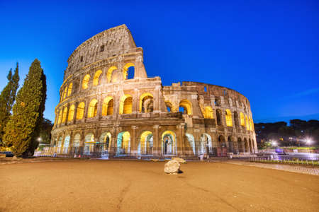 Illuminated Colosseum at Dusk, Rome, Italyの写真素材