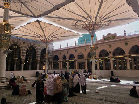 Wide angle view of people in the Nabawi during the dayのeditorial素材