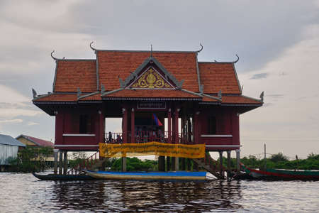 Floating fisherman village in Tonle Sap lake in Cambodia during sunsetの素材 [FY310172110402]