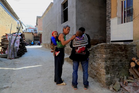 Honghe County, Zhenlong village - Baohua man and womanのeditorial素材