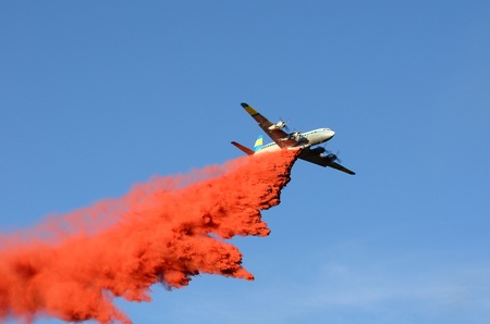 Large air tanker droping fire retardant at a working  natural cover fire near Roseburg Oregonの写真素材