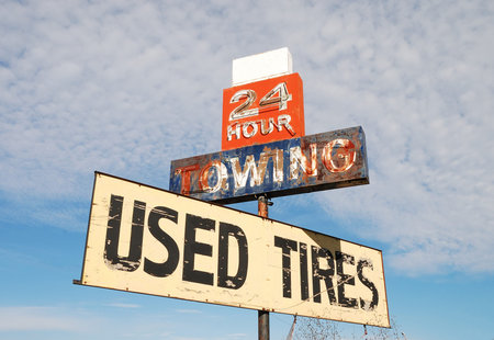 24 Hour Towing Sign outside of Ron's Towing at Rice Hill Oregonの写真素材