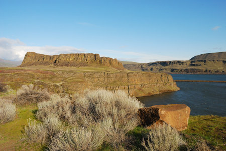 Horsethief Butte, Lake and Columbia River at the entrance Washington Eastern entrance to the Columbia River Gorge near Dallesportの写真素材