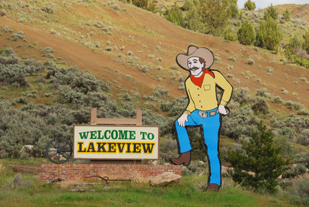 Welcome to Lakeview sign along hwy 395 のeditorial素材