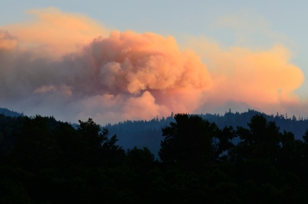 Smoke comes from the Dads Creek fire part of the Douglas Complex fires near Glendale Oregon on July 28, 2013のeditorial素材