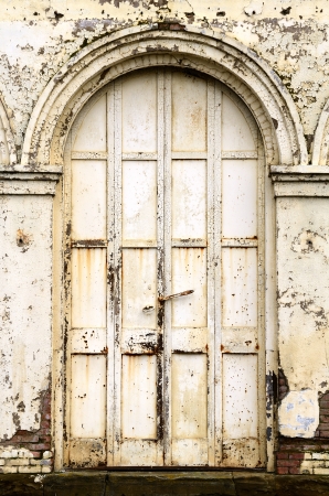 Detail large doors of a old commercial building in the old downtown area of Harrisburg Oregonの写真素材