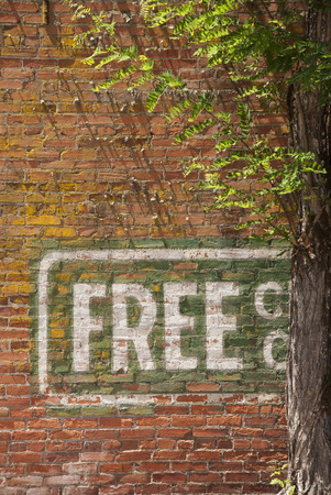 Old sign "Free Service"  painted on a brick wall of a building on main street in Yoncalla Oregonの写真素材