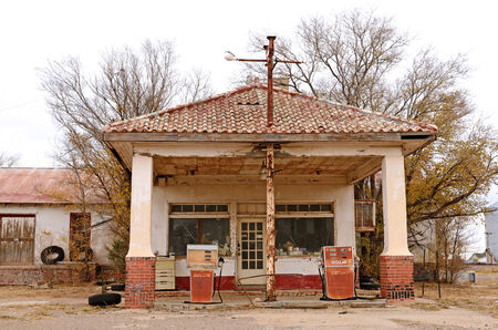 Old gas and fuel service station abandoned in northeastern Texasのeditorial素材