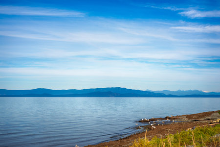 Seaside view of Qualicum beach in Vancouver Island, with the Canadian Rockies in the background, British Columbia, Canadaの写真素材