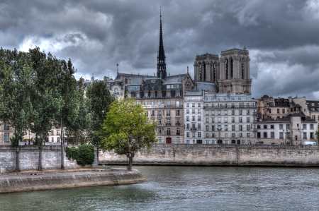 Traditional parisian buildings along Seine river and Notre Dame de Paris Cathedral on background in Paris, France.の写真素材