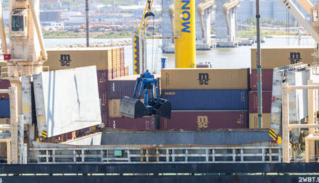 Montevideo Uruguay- 02/01/2020: A bulk carrier ship is being loaded with ore for export to other countries.のeditorial素材