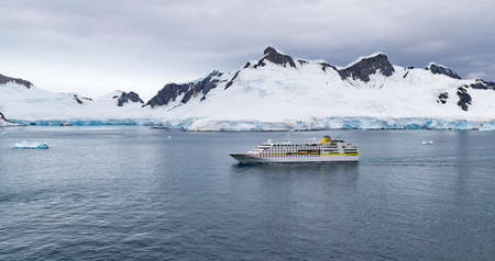 Antarctic- January 25, 2020- A discovery cruise ship bringing tourists makes its way past glaciers into Paradise bay in the antarctic peninsula .のeditorial素材