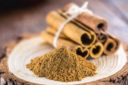 ground cinnamon and ground cinnamon, with a spot focus. macro photography of culinary spice.の写真素材