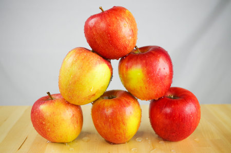 Organic Braeburn Apple Pyramid