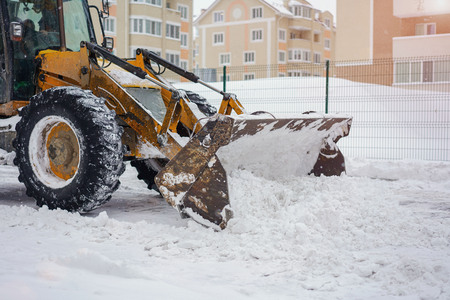 Clearing by the excavator of snow driftsの素材 [FY31096895582]