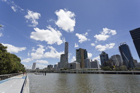 People exercising along the riverside pathway having the Brisbane city in the backgroungのeditorial素材
