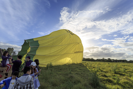 People disembarking from the basket of a balloon after a soft landing in the Gold Coast, Queensland, Australiaのeditorial素材