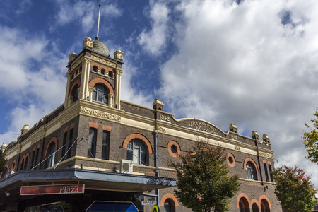 Beautiful architecture of the J. Richardson Building in Armidale, NSW, Australia. The date on the parapet (1842) marks the establishment of a chandlery in Brisbaneのeditorial素材