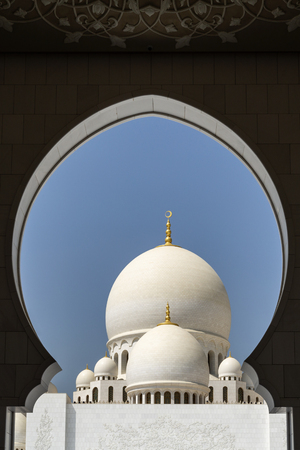 View of main dome in Moroccan style, the largest of its kind in the world with a height of 85 meters and 32.8 meters in diameter, of the Sheikh Zayed Grand Mosque in Abu Dhabi, UAEのeditorial素材