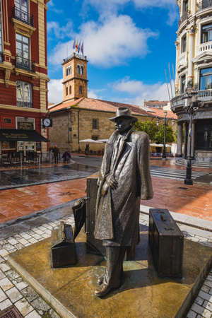 Oviedo, Uvieu, April 3, 2022. Sculpture The Return of Williams B. Arrensberg, a work by Eduardo Urculo in the city of Oviedo, Uvieu, Asturias, Spain.のeditorial素材