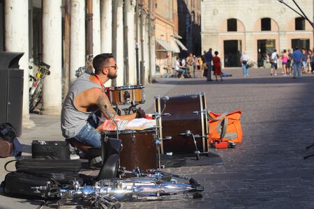 Ferrara, Italia - August 30, 2015: The Ferrara Buskers Festival is dedicated to the art of the street.のeditorial素材