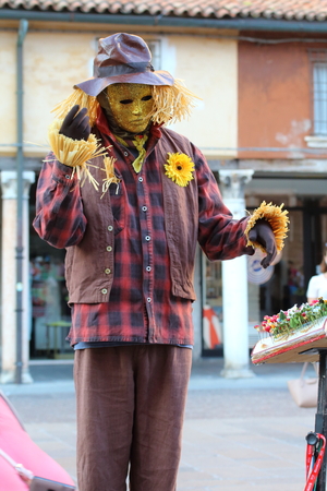 Ferrara, Italia - August 25, 2016: The Ferrara Buskers Festival is dedicated to the art of the street. Magalot e marÃ², building character, living statue of a scarecrowのeditorial素材