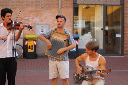 Ferrara, Italy - August 27, 2017: The Ferrara Buskers Festival is dedicated to the art of the street. Artists sing their music in the street. Buskers Festivalのeditorial素材