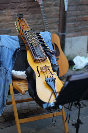Music in the street, artists and musicians united in the love of the show.