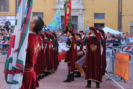 Ferrara, Italy - 9 september 2018 - Duel golden. It 'a national competition among the flag bearers of all Italy in historical. Flag wavers are typical aspects of a town that has over a thousand-year old history.のeditorial素材
