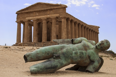The fallen angel - Temple of Concordia, Valley of the Templesの写真素材