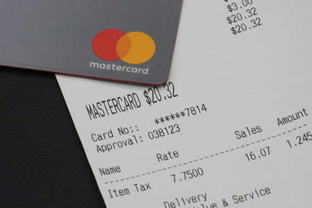 Lake Elsinore, Ca, USA - October 15, 2021: Credit card and restaurant billのeditorial素材