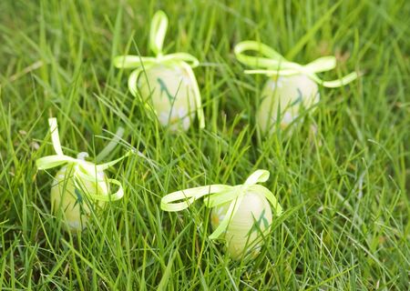 EASTER EGGS ON THE GREEN GRASS.の写真素材