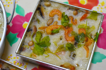 Porridge with shrimps and pine nuts in a boxの写真素材