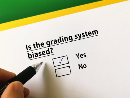 One person is answering question about online learning. The person thinks that the grading system...