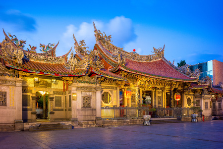 Lungshan Temple of Manka in Taipei, Taiwan. There are many Buddhist Poem in Chinese on the door and wallのeditorial素材