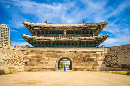 Sungnyemun, south great gate of old seoul city. the translation of chinese characters is "Sungnyemun"のeditorial素材