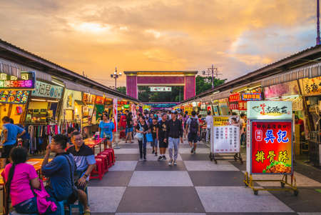 August 2, 2020: Dongdamen Night Market, opened in July 2015 and located in Hualien City, Taiwan. It is the largest night market in the county with more than 400 vendors. Dongdamen means big east gateのeditorial素材