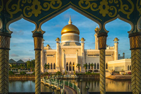 Omar Ali Saifuddien Mosque in Bandar Seri Begawan, bruneiのeditorial素材