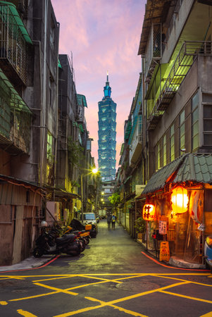 January 29, 2021: Takemura Izakaya with taipei 101 tower as background. It is one of the hottest instagram spots located at Xinyi district, taipei city, taiwan due to a popular taiwanese tv drama.のeditorial素材