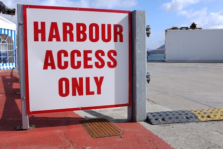 A sign with a white background and the words 'HARBOUR ACCESS ONLY' written in red.の写真素材