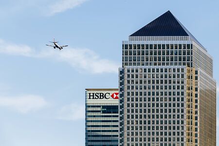 Aircraft Flying Over One Canada Square, Canary Wharf, Londonのeditorial素材
