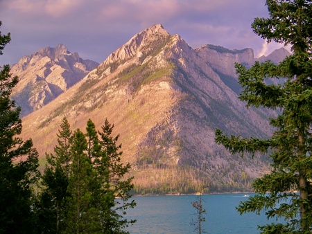 Lake Minnewanka at sunsetの写真素材