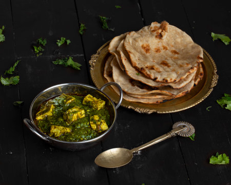 Indian Cuisine Palak Paneer Served With Tandoori Roti on Vintage Wooden Backgroundの写真素材