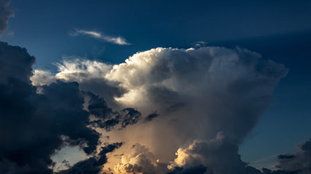 Cloudscape has been developing in gorgeous form. The sky is filled with beautiful cumulus clouds.の写真素材