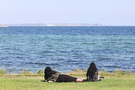 Muslim women at the beachの写真素材