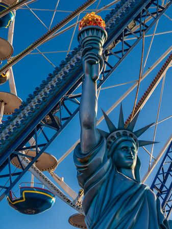 A statue in front of a ferris wheel の写真素材