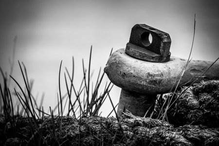 Shackle with mooring line in a port.