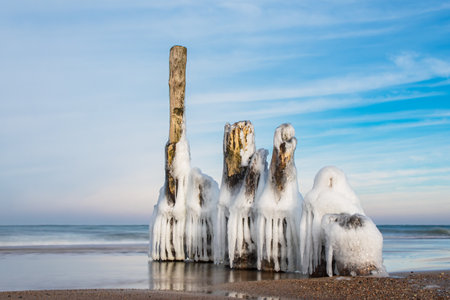 Groyne in wintertime on the Baltic Sea coast near Kuehlungsborn, Germany.の写真素材